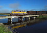 303 approaches Bryant with a rake of loaded sugarcane, 22 Nov 2017.