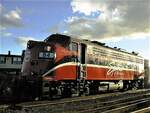 Der Spirit of Washington Dinner Train war ein Dinner Train , der 15 Jahre lang von Renton, Washington , mit Fahrten nach Woodinville und zurück in der Nähe des Mount Rainier verkehrte. Obwohl der Zug sehr beliebt war, wurde er eingestellt. Bild vom 25.September 1999.
In einer amerikanischen Publikation fand ich eine Erklärung zur Einstellung, die mir nicht ganz unbekannt war: Der Grund dafür ist die Strategie, den gesamten Verkehr von der Eisenbahn zu entfernen, um den unpopulären Plan einiger lokaler Regierungsbeamter zu erleichtern, die Gleise zu entfernen und durch einen Radweg zu ersetzen.
