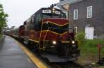 GP 28 #2009 der Mass Coastal im Einsatz vor dem Touristenzug der Cape Cod Central. Aufnahme in Hyannis/MA am 3.6.2012