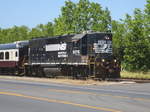 Lok 5076   Norfolk Southern   zieht einen einzelnen Wagen durchs Napa Valley, in dem Weinverköstigungen stattfinden. 1.7.2017