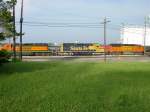 Coupled together at the Burlington, Iowa holding track are BNSF Heritage One (orange with green letters) lok 7801, Santa Fe 6335 and BNSF Heritage Two nummer 116.