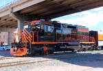 Die wunderschöne Diesellok des Touristenzuges in die Royal Gorge Schlucht. Das Foto wurde von einem Bahnübergang aus gemacht. Cañon City, 29.8.2022