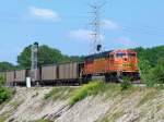 SD70MAC der BNSF, #8983, schiebt einen Gterzug auf der Hauptstrecke vorbei (Chattanooga, 30.5.09).