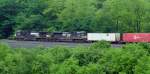 Einen leichten Containerzug ziehen diese beiden Dieselloks #9424 und #2773 die Horseshoe Curve hoch (5.6.09).