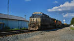 05.07.2023    Am Train-Spotting Häuschen (Rail-View-Plattform im Victory Park) in Vermilion, Ohio, kam mir die   NS 4022 (AC44C6M) und BNSF 5611 (AC44CW) mit einem gemischten Güterzug