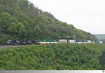 Aus Altoona, Pennsylvania kommend erreichen die beiden Norfolk Southern Maschinen 9887 (GE C44-9W) und 9527 (GE C44-9W) mit einen Containerzug die berühmte Hufeisenkurve (Horseshoe Curve). Sie waren auf der anderen Seite schon lange verschwunden, bevor die Schubloks auftauchten. Die Aufnahme entstand am 19. Mai 2018.