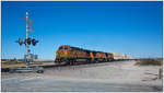 BNSF (Burlington Northern Santa Fe) Containerzug bespannt mit No.4400, No.4699 und No.6156  aufgenommen nahe Victorville   12  Oktober 2019