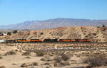 Dieser gemischte Güterzug, mit einer Lok der 'Norfolk Southern' in der Mitte, macht sich in Victorville auf den Weg Richtung Cajon Pass - San Bernardino.