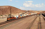 Über diesen Teil des Bahnhofs Barstow führt eine Strassenbrücke, die perfekte Fotostelle: Hier taucht ein Containerzug aus östlicher Richtung auf.