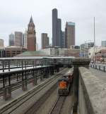 Eine GE-DASH 8(Nummer 4901) von Santa Fe Burlington Northern Railways durchfhrt am 10.03.2012 die Kings Street Station in Seattle(USA, Washington).
Im Hintergrund erkennt man die Skyline; das markante Gebude linker Hand mit dem Turm und der Uhr ist das Stationsgebude.