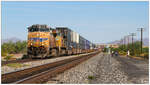 Einige Fotografen warten in der Nähe von Gila Bend auf die Ankunft des legendären  Big Boy , während ein Containerzug aus der Gegenrichtung, bespannt mit den Union Pacific Loks No 7625