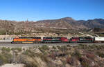 BNSF-Lok mit zwei Ferromex-Loks auf der Bergfahrt Richtung Passhöhe.