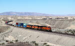 Intermodal Train (Containerzug) ein paar Meilen östlich von Needles, CA.