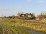 Die Norfolk Southern Lok 7540 mit einem Ganzzug aus leeren Containerwagen am 6.12.2007 in Spring (bei Houston, Texas).