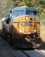 5.10.2013 bei Brunswick, MD. CSX 5233 (ES 44 DC) auf dem Gleis der Gegenrichtung wird vom Capitol Limited Richtung Washington DC berholt.