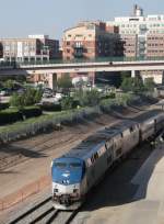 6.7.2012 Denver, CO. Amtraks California Zephyr wird von Genesis 172 und 122 an den Ersatzbahnsteig geschoben, da die Union Station wegen umfangreichen Bauarbeiten nicht benutzt werden kann. 