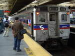 Silverliner IV SEPTA 453, Philadelphia 30th Street Station, obere Platform, 22.06.2012. Zug ist pünktlich und wartet auf die Abfahrt nach Wilmington, Delaware.