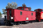 Schön restaurierter Caboose (Güterzugbegleitwagen) der älteren Bauart im Bahnhof Williams. Williams, AZ, 17.9.2022