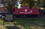 Caboose der Norfolk & Western Eisenbahngesellschaft, aufgestellt in einem Park in Burlington als Erinnerung an frhere Eisenbahnzeiten. (06.11.2013)