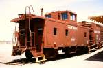 Caboose und Boxcar der Union Pacific Railroad sind mit dem historischen Bahnhof von Boulder City im Clark County Museum in Henderson (NV) aufgestellt.