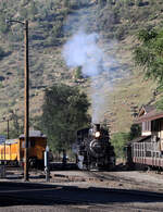 Unser Dampfross hat das Depot verlassen und nähert sich dem Bahnhof. Durango, CO, 1.9.2022