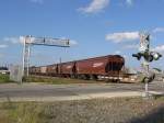 Ein Bahnbergang in Sealy (bei Houston, Texas) wurde gerade von einem langen Gterzug berquert.