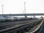 Blick auf einem Rangierbahnhof in Amarillo (Texas): Links steht ein sehr langer Gterzug, rechts im Hintergrund ist ein BNSF Zug zu sehen.