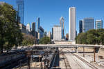 Van Buren Street Station vor der Skyline von Chicago. Am Bahnsteig steht ein Zug der South Shore Line. 31.09.2017