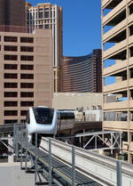 Diese Monorail verkehrt vom MGM Grand Hotel bis zur Station Sahara Las Vegas und schlngelt sich hier zwischen den Hochhusern hindurch. Las Vegas, 16.8.2022