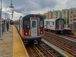 New York City / Bronx: Zug der Linie 2 nach Wakefield in der Station 174 St, 16.09.2019.