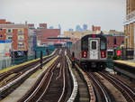 New York City / Bronx: Zug der Linie 2 nach Flatbush Av beim Verlassen der Station 174 St, 16.09.2019.