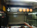 Hier geht es runter zur Subway B-D-F-V Richtung Uptown/The Bronx und . Davon sind B und D Local und F/V Express Linien. Hier die Station 42 Street/Bryant Park und Queens. Aufgenommen am 10.04.08