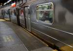 STAND CLEAR OF MOVING PLATFORM: eine Besonderheit der New Yorker Subway sind die ausfahrbaren Metallgitter an Stationen in Kurvenlage.