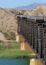 Diese Brücke über den Colorado River bildet die Grenze Kalifornien/Arizona. Der Güterzug im Hintergrund hat vor einigen Minuten Needles, CA, verlassen und fährt nun Richtung Osten. Topock, AZ, 30.9.2022