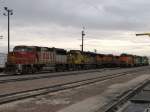 BNSF Loks mit verschiedenen Lackierungen und Logos am 5.1.2008 in einem BW in Phoenix (Arizona): Am linken Gleis steht ganz vorne Lok 126 mit Santa Fe Lackierung, aber bereits mit BNSF Logo, gefolgt