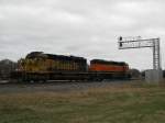 Die BNSF Loks 6737 (mit Santa Fe Lackierung) und 7950 am 28.1.2008 in Sealy (bei Houston, Texas).