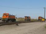 Lokabstellplatz der BNSF in Galveston (Texas): Links ist eine 3GS21B abgestellt, in der Mitte eine Dash 9 und rechts eine SD40-2.