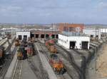 Betriebswerk der BNSF in Kansas City. Vor den Lokschuppen sind zahlreiche Loks abgestellt, vor allem Dash 9. Aufgenommen am 2.3.2008.