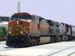 Ein BNSF Gueterzug, angefuehrt von einer Dash-9 am 09.07.2009 in Newton, Kansas.