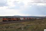 Ein nach Osten fahrender Containerzug der BNSF, gozogen von # 7385 (ES44DC), # 5188 (C44-9W), # 7600 (ES44DC) und # 6653 (ES44C4), aufgenommen, einige Meilen hinter der Ortschaft Seligman in Arizona am 24. September 2011.