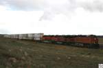 Die Loks # 7456 (ES44DC), # 7467 (ES44DC) und # 6774 (ES44C4) ziehen einen westbound Intermodal durch Arizona.