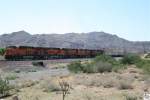BNSF Lok # 6742 (ES44C4), # 7423 (ES44DC), # 7254 (ES44DC), # 5237 (C44-9W) und eine Weitere ziehen einen Containerzug durch Arizona. Die Aufnahme entstand am 25. September 2011.