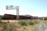 Ein Containerzug der BNSF passiert eine Signalbrcke. Fhrende Lok ist # 5475 (C44-9W), dahinter folgen drei Weitere. Die Aufnahme entstand am 25. September 2011 in Arizona.