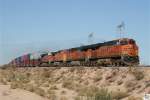 Vier Lokomotiven der BNSF (# 7477 ES44DC, # 7308 ES44DC, # 4184 C44-9W und # 7233 ES44DC) ziehen am 26. September 2011 einen Containerzug durch die kalifornische Wste.