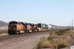 Drei GE Transportation ES44DC Lokomotiven der BNSF (# 7574, # 7561 und # 7868) ziehen einen Containerzug in Richtung Westen. Kalifornien, 26. September 2011. 