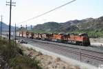 Fnf BNSF Lokomotiven (# 7867 GE ES44DC, # 6781 GE ES44C4, # 4021 GE C44-9W, # 4057 GE C44-9W und eine Weitere) befrdern einen Container-Ganzzug die Steigung des Cajon Passes hinauf. Kalifornien im September 2011.