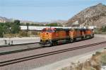 Vier BNSF Lokomotiven (# GE C44-9W, # 5133 GE C44-9W, # 7312 GE ES44DC und # 6663 GE ES44C4) mit einen Intermodal am Cajon Pass in Kalifornien. Die Aufnahme entstand im September 2011.
