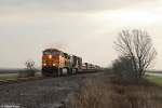 BNSF 5650 und CSX 436 mit Güterzug am 15.12.2014 bei Orchard, Texas