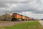 BNSF 4111, NS 7299 und BNSF 9191 mit einem Güterzug am 14.12.2014 bei Wallis, Texas.