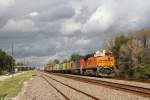 BNSF 7473 und CN 2436 mit einem gemischten Güterzug am 14.12.2014 in Sealy, Texas, gut 50 Kilometer westlich von Houston gelegen.